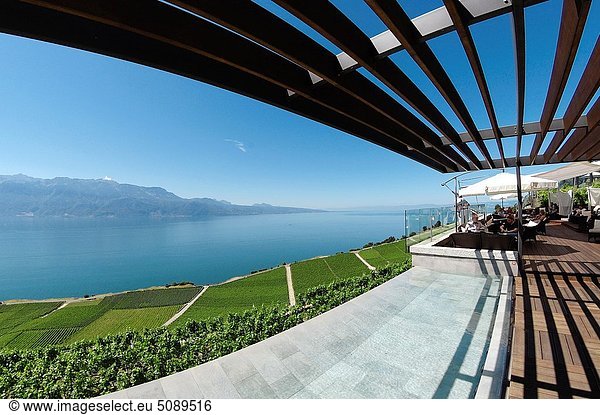 zwischen inmitten mitten Stein Stadt Restaurant Ansicht Weinberg Terrasse Veranda Lausanne Montreux Schweiz Kanton Waadt